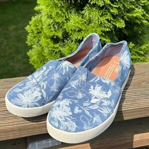 TOMS slip on floral shoe size 6.5